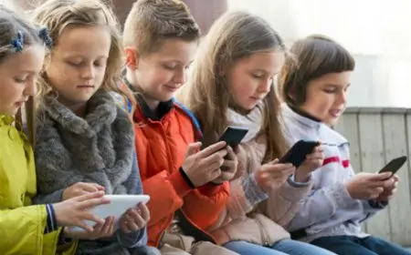 هل السهر على الهاتف المحمول يتسبب في بالإصابة بـ إدمان الهواتف الذكية؟