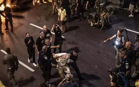 الشرطة تفرق متظاهرين أمام منزل وزير التعليم الإسرائيلي