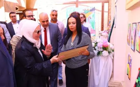 وزيرة التضامن تتفقد أكاديمية ألزهايمر ووحدة “الرعاية عن بعد”.. وتفتتح معرضا فنيا لإبداعات كبار السن