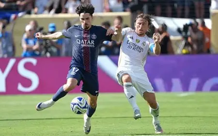 فيتينيا يحتفل بتفوقه على صلاح