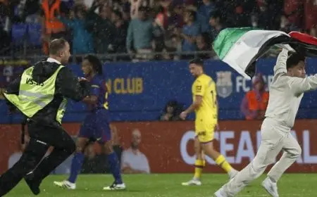 برشلونة ينتظر قرار العقوبة بعد حادثة اقتحام المشجع ملعب يوهان كرويف