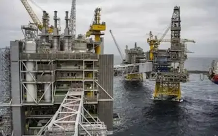 النفط يرتفع أكثر من 1% مع تراجع المخزونات الأمريكية واضطرابات الإمدادات