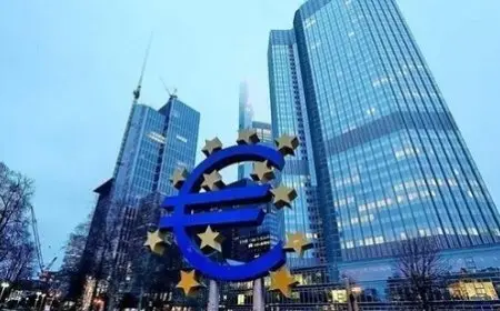 المفوضية الأوروبية تعتزم اقتراح فرض رسوم جمركية إضافية على النفط الروسي