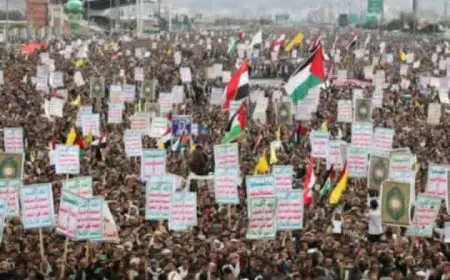 آلاف اليمنيين يتظاهرون بجامعة صنعاء رفضا للإبادة الإسرائيلية في غزة