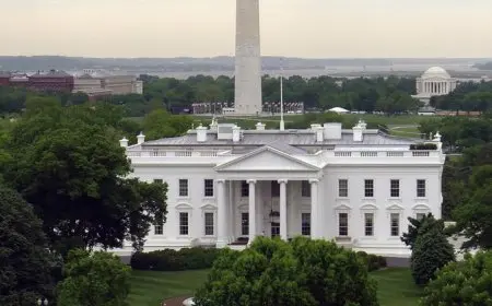 البيت الأبيض يلوح بفصل واسع لموظفي الحكومة الاتحادية إذا وقع الإغلاق الأسبوع المقبل