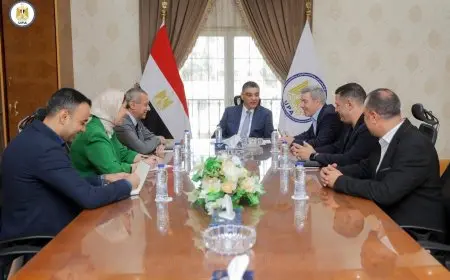 رئيس هيئة الشراء الموحد يبحث مع رئيس شركة أولميد البريطانية التعاون في مجال المستلزمات الطبية