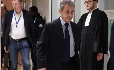 محكمة باريس الجنائية تبرئ ساركوزي من تهم متعلقة بليبيا وتدينه بالتواطؤ الجنائي