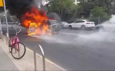 بالصور.. انفجار سيارة في تل أبيب وإغلاق شارع رئيسي