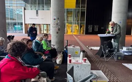 طوال 50 يوما.. ناشطون يتلون أمام الخارجية الهولندية أسماء ضحايا بغزة