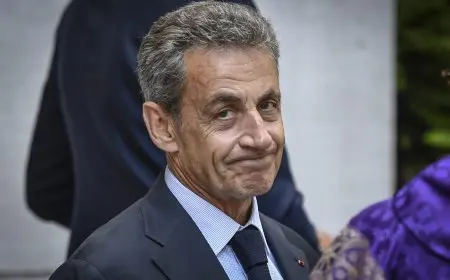 فرنسا: ساركوزي يصف الحكم الصادرضده بـ الفضيحة ويبدي استعداده للنوم في السجن مرفوع الرأس