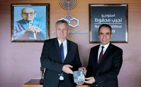 السفير الألماني يزور ستديو نجيب محفوظ.. والمسلماني يهديه نسخة من أغاني أم كلثوم