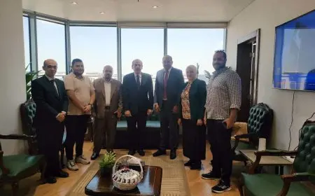 نائب وزير الصحة يكرم الفريق الطبي بمنطقة حدائق القبة ويوجه بصرف مكافأة تشجيعية