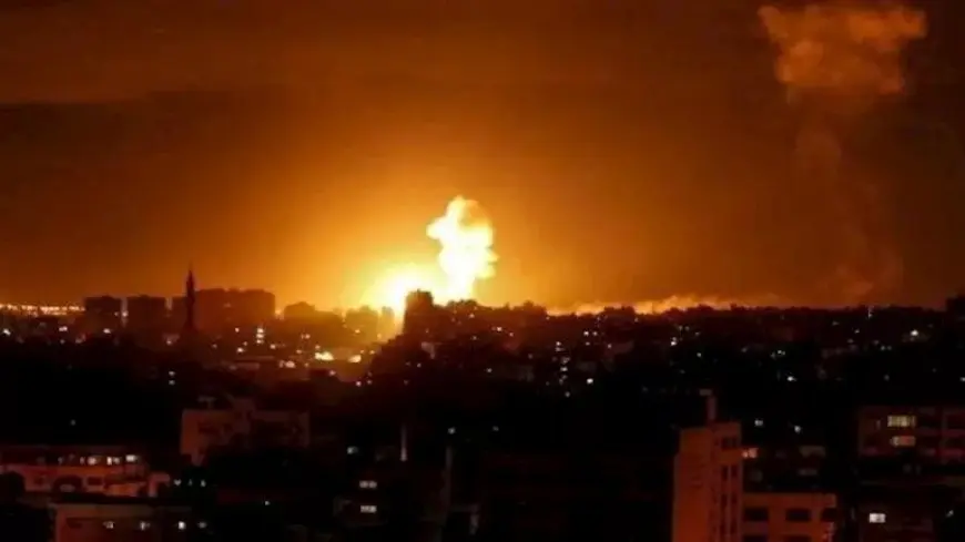 إعلام فلسطيني: طائرات إسرائيلية تشن غارات مكثفة وسط قطاع غزة