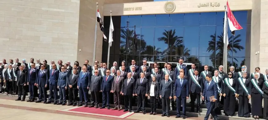 وزير العدل ورئيس هيئة قضايا الدولة يختتمان مراسم حلف اليمين لأعضاء الهيئة الجدد بصورة تذكارية