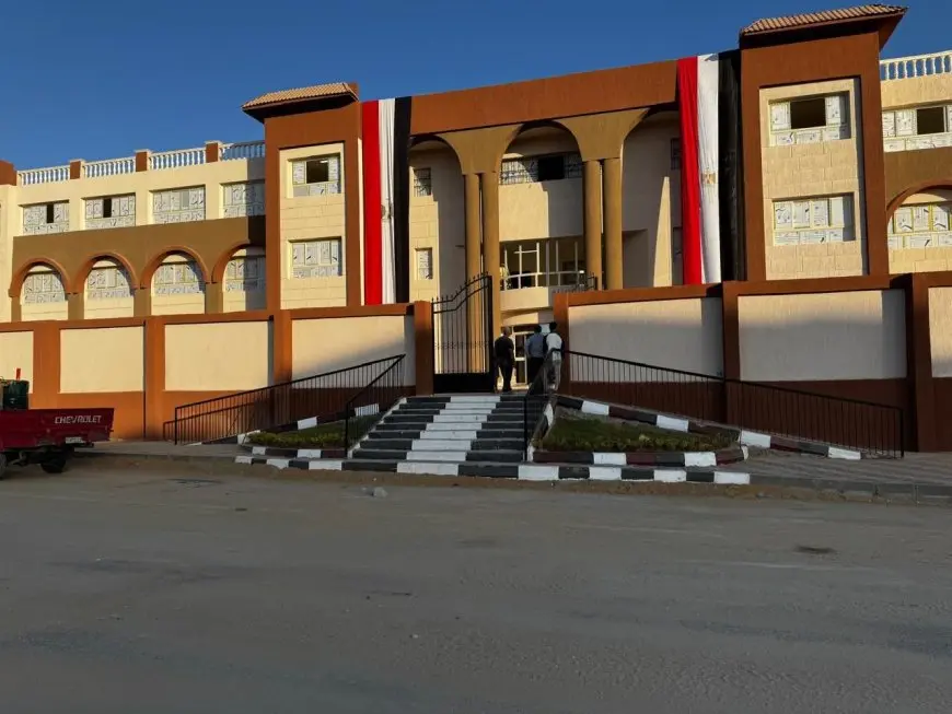 وزير الإسكان: تسليم أول مدرسة تجريبي ودفع العمل بالمشروعات السكنية في أكتوبر الجديدة