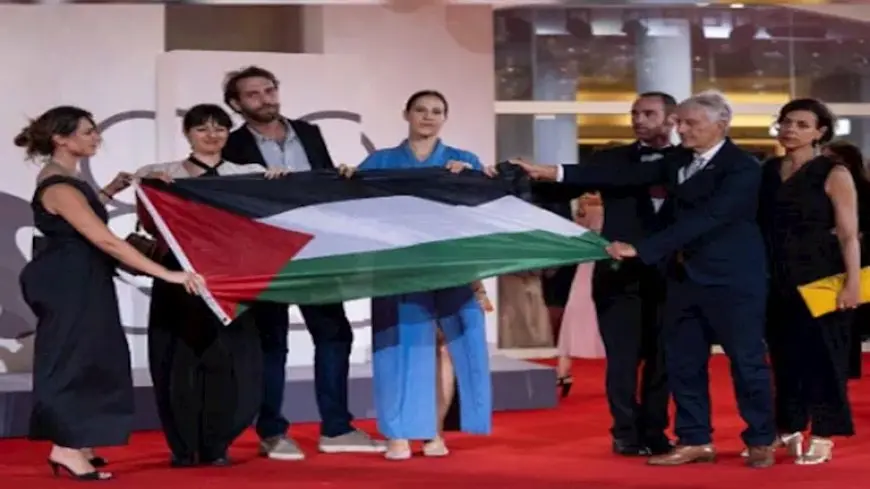 فريق فيلم “My Tennis Maestro” يرفعون علم فلسطين في مهرجان فينيسيا السينمائي