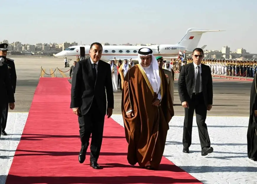 رئيس الوزراء يستقبل ولي عهد مملكة البحرين بمطار القاهرة الدولي