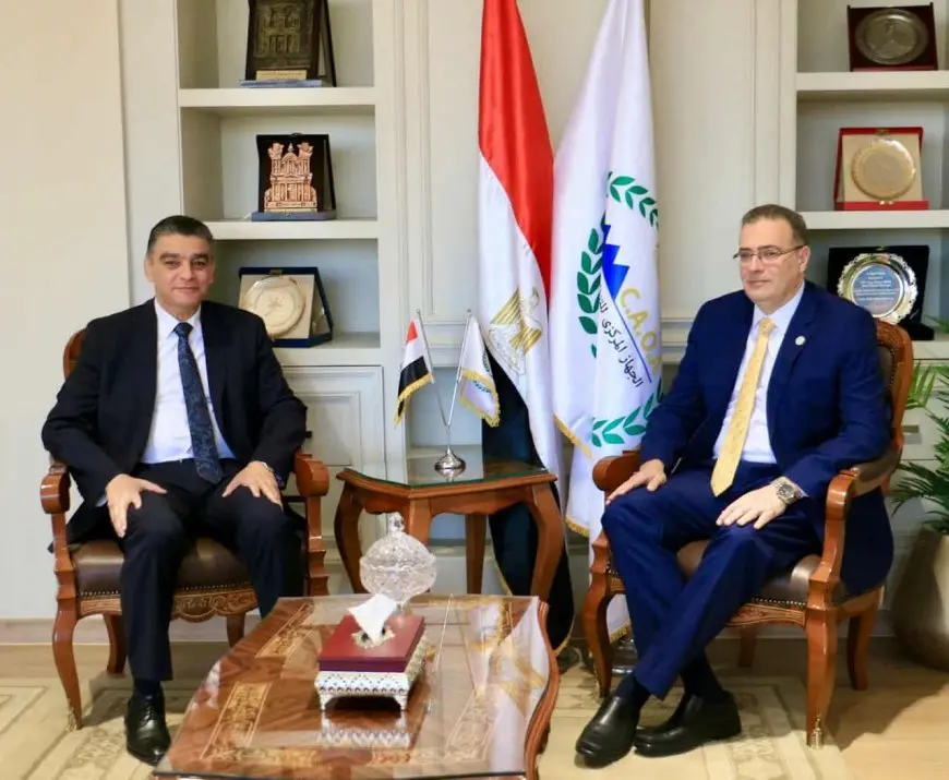 رئيس جهاز التنظيم والإدارة يسلم رئيس هيئة الشراء الموحد الهيكل التنظيمي الجديد للهيئة بعد تطويره