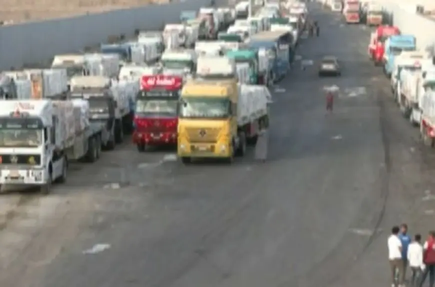 القاهرة الإخبارية: تحرك شاحنات محملة بالخيام والأغطية باتجاه قطاع غزة