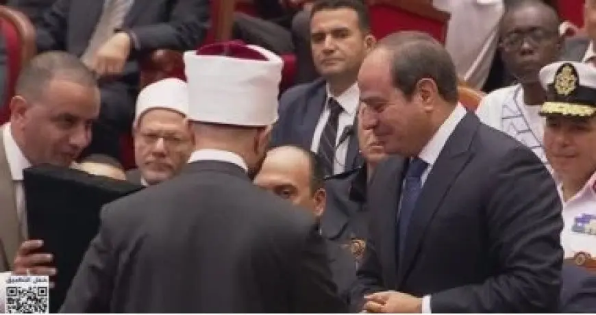 وزير الأوقاف يهدي الرئيس السيسي هدية تذكارية في احتفالية المولد النبوي