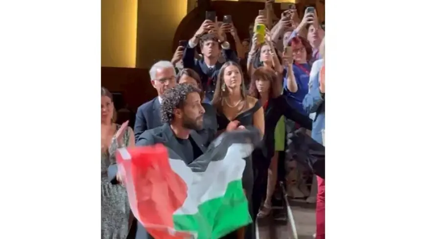أبطال فيلم “صوت هند رجب” يرفعون علم فلسطين في مهرجان فينيسيا (صور وفيديو)