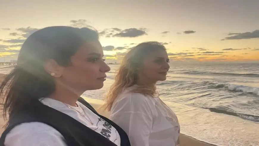 رانيا محمود ياسين تنشر صورة مع سهر الصايغ أمام البحر