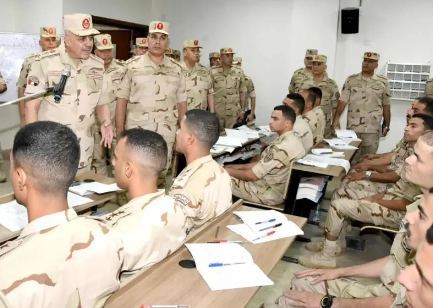 رئيس الأركان يتفقد المنظومة التعليمية بالمعاهد العسكرية التخصصية للضباط بالكيان العسكرى