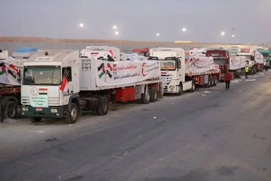 تحرك قوافل مساعدات من معبر رفح إلى كرم أبو سالم لإغاثة قطاع غزة