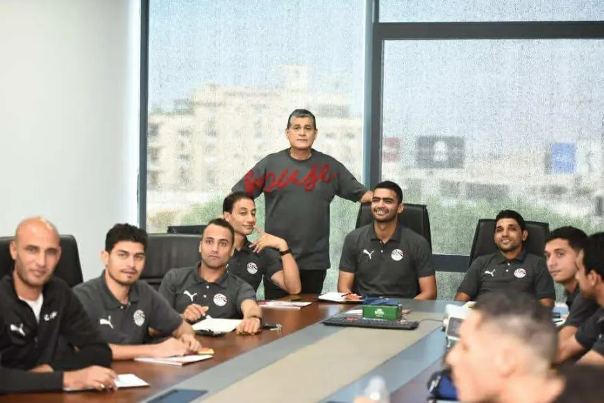أوسكار يراجع حالات الـ VAR مع الحكام