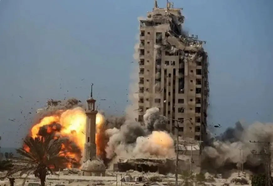 فيديو.. الاحتلال يقصف منتظري المساعدات ويواصل تدمير الأبراج السكنية في غزة