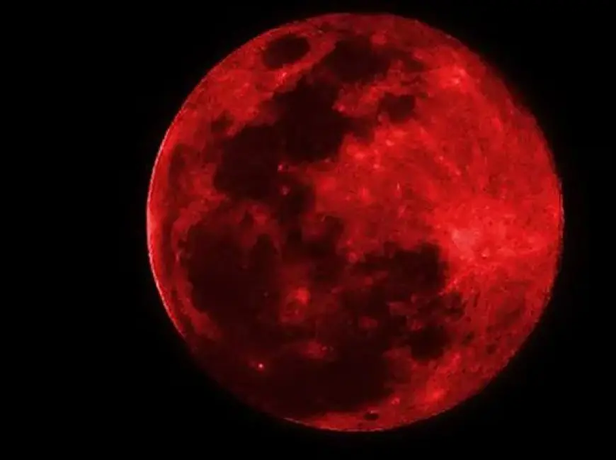 ظاهرة القمر الدموي.. ما معنى خسوفه الكلي غدا؟