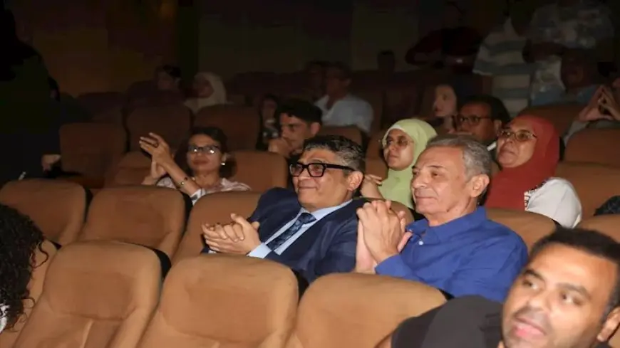 المسرح التجريبي.. علاء عبدالسلام ومحمود حميدة يشاهدان “رماد من زمن الفتونة” لـ”فرسان الشرق”