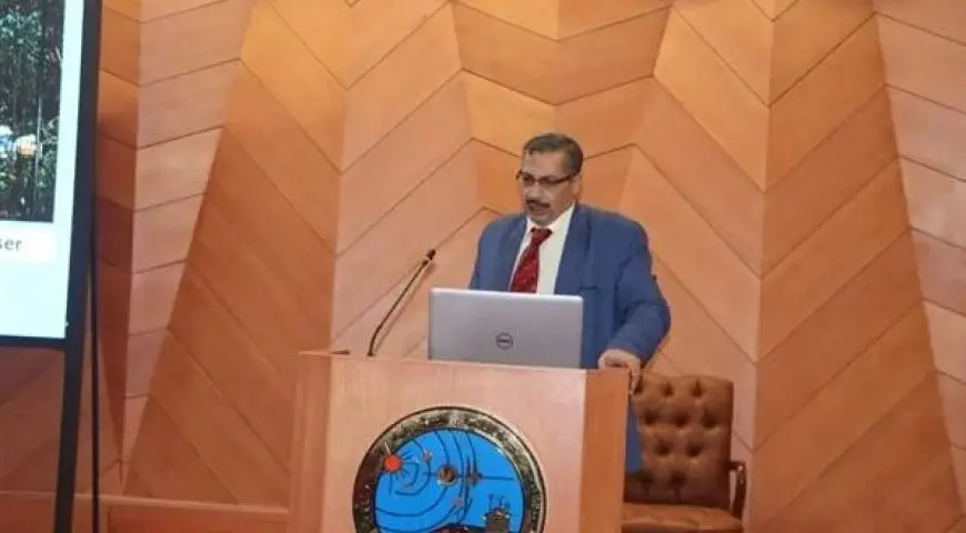 رئيس البحوث الفلكية: لا مخاطر صحية بسبب متابعة ظاهرة الخسوف.. كل الناس تبص على القمر عادي