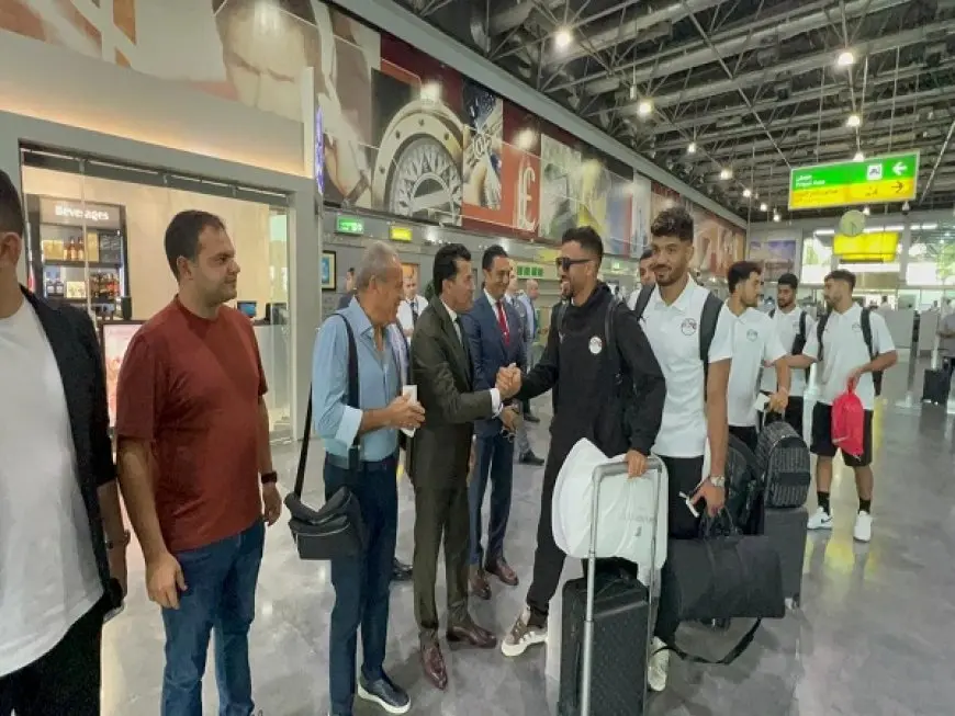 وزير الرياضة يودّع المنتخب في مطار القاهرة قبل مواجهة بوركينا فاسو