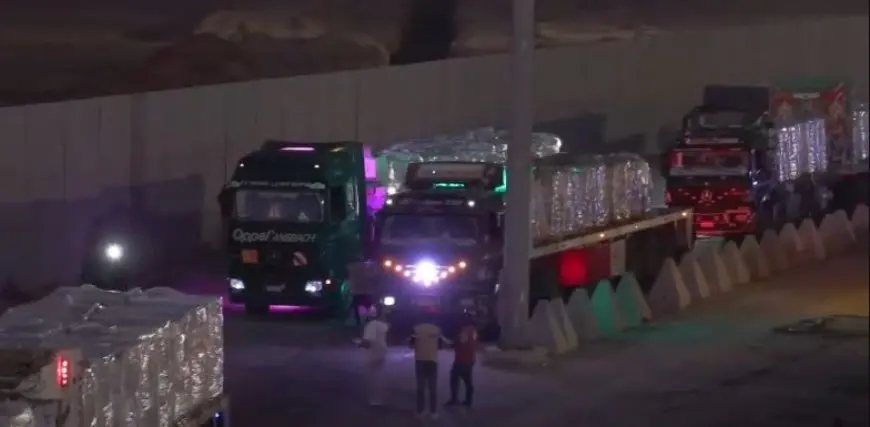 فيديو.. تحرك شاحنات المساعدات من مصر إلى غزة عبر معبر كرم أبو سالم