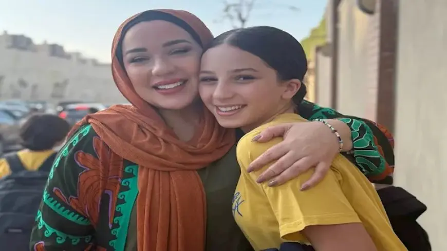 بعد ارتدائها الحجاب.. أسما شريف منير توجه رسالة لابنتها