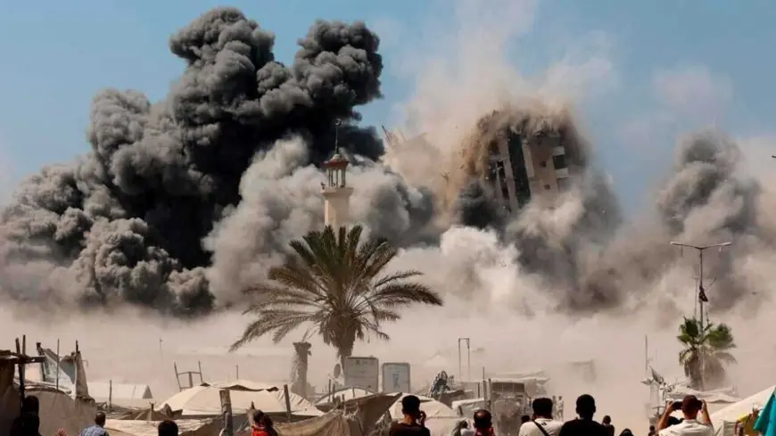 ظل صامدًا لثوانٍ.. لحظة تدمير إسرائيل برج الرؤيا الشاهق في غزة