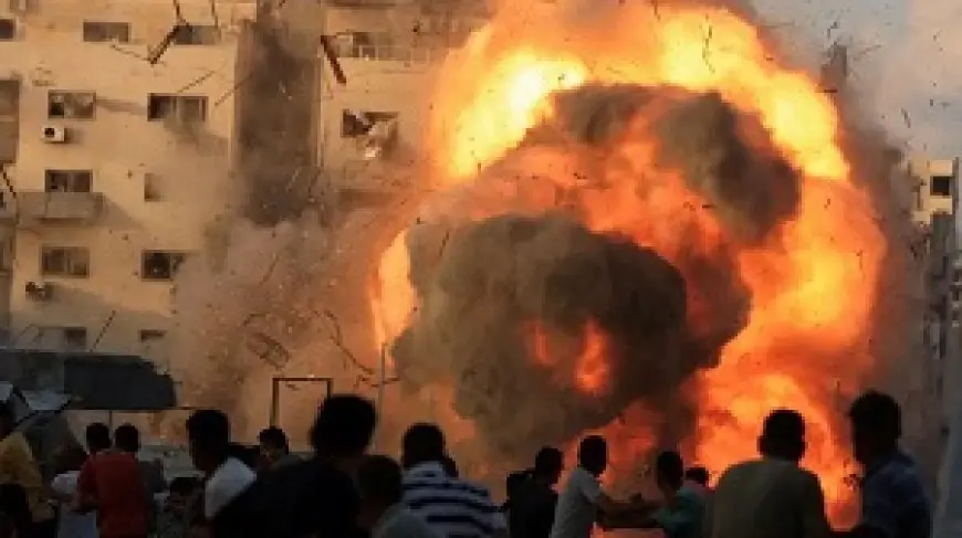 الجيش الإسرائيلي يهدم مبنى إداريا من 12 طابقا بمدينة غزة
