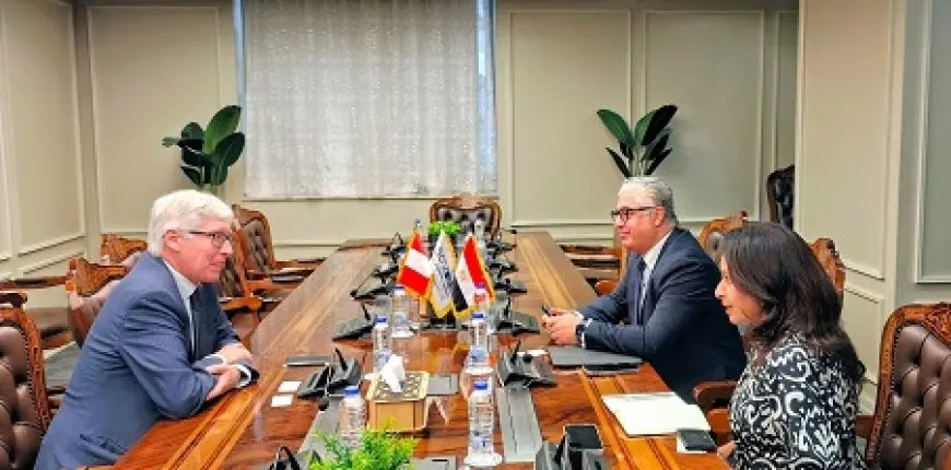 رئيس اقتصادية قناة السويس يبحث مع سفير بيرو الفرص الاستثمارية المتاحة