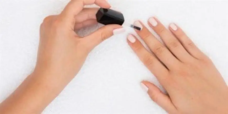 نهاية بريق الجل.. لماذا تم حظر طلاء الأظافر الأشهر وما البدائل الآمنة؟