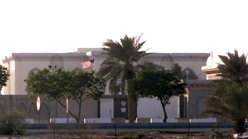 السفارة الأمريكية في قطر تصدر أمرًا لموظفيها بالبقاء بالمنازل