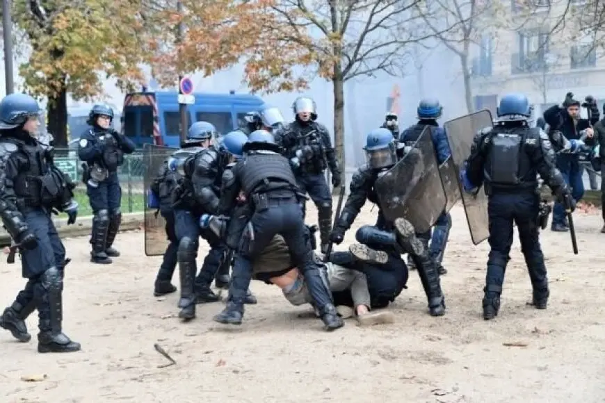 وزير داخلية فرنسا يعلن اعتقال نحو 200 شخص في المراحل الأولى من يوم الاحتجاجات على مستوى البلاد