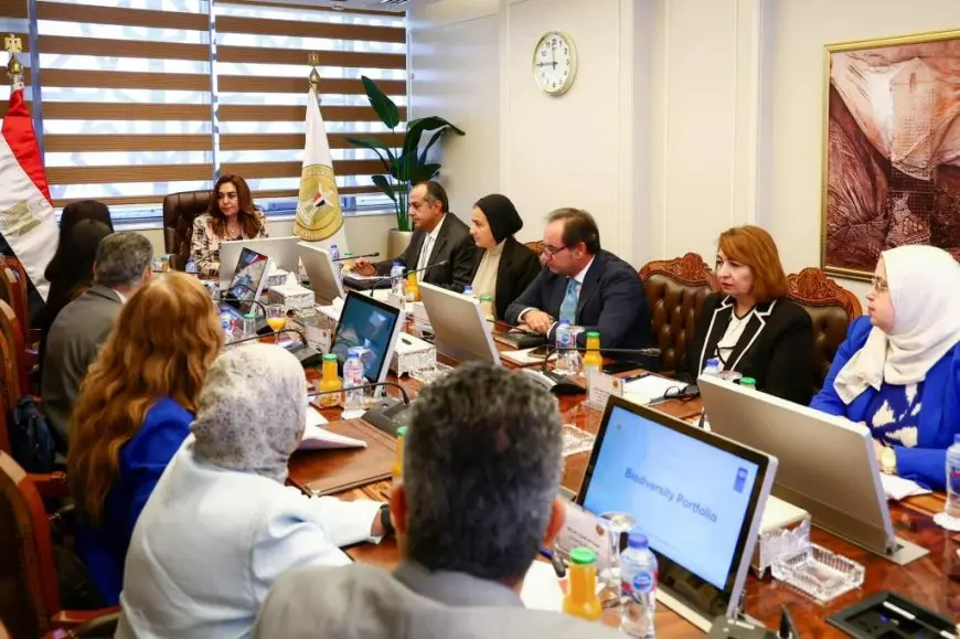 وزيرة التنمية المحلية ومحافظ القليوبية يشهدان توقيع عقد تقديم خدمات الجمع ونظافة الشوارع بأحياء شبرا الخيمة والخصوص