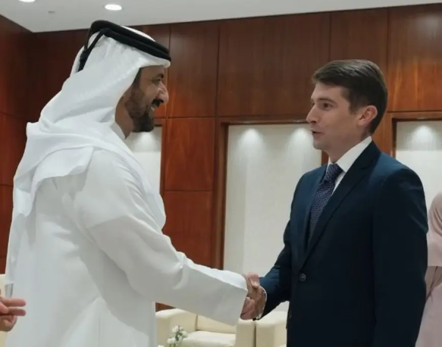 سلطان بن أحمد القاسمي يلتقي عددا من الدبلوماسيين المشاركين في المنتدى الدولي للاتصال الحكومي