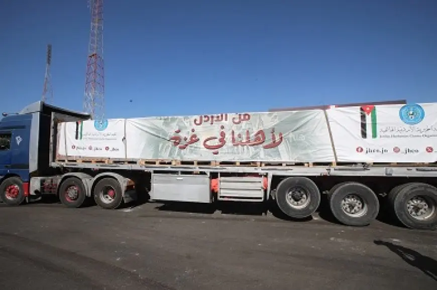 الهلال الأحمر المصري يدفع بأكثر من 122 ألف سلة غذائية عبر قافلة زاد العزة الـ38 إلى غزة