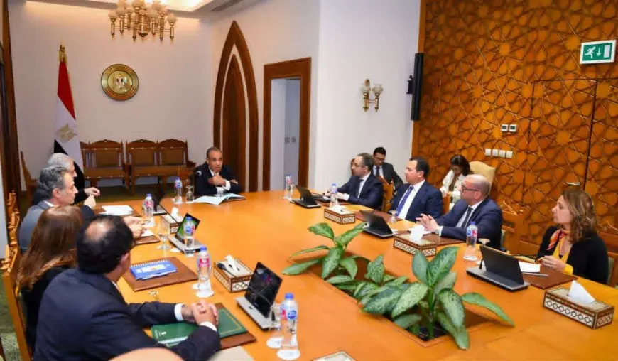 وزير الخارجية يجتمع مع قيادات وأعضاء قطاع الشئون متعددة الأطراف والامن الدولى