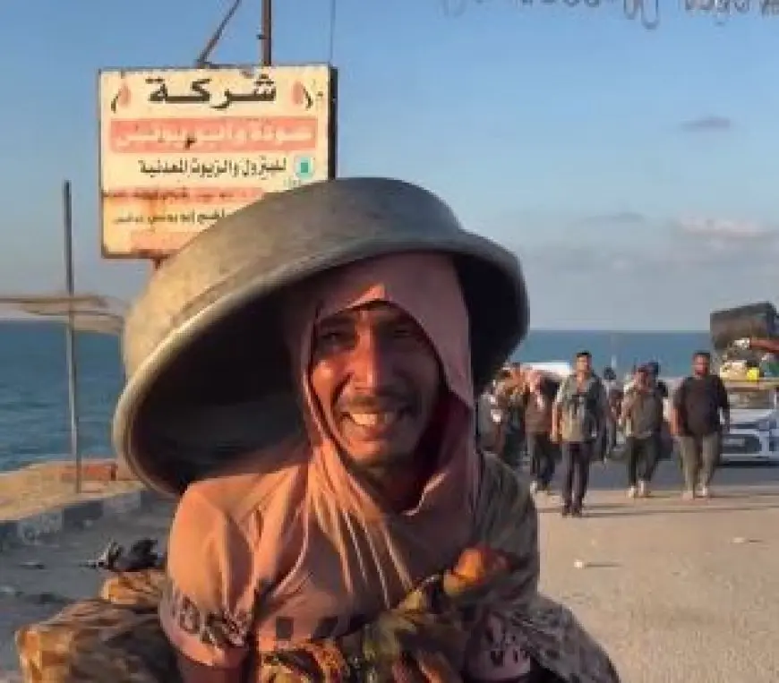 فيديو.. فلسطيني يذرف دموعه بحرقة خلال نزوحه القسري نحو الجنوب: مضلش فينا حيل نمشي