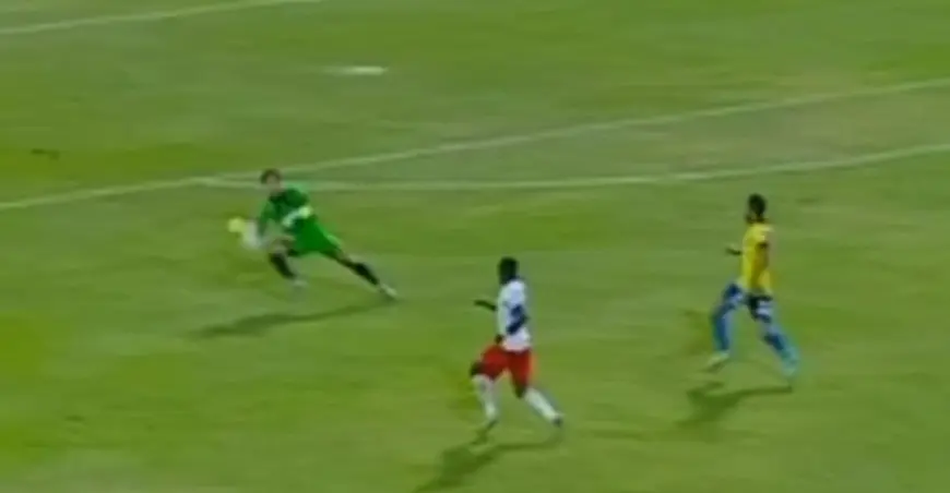 على طريقة عواد.. حارس يتصدى للكرة من خارج منطقة الجزاء بالدوري السعودي