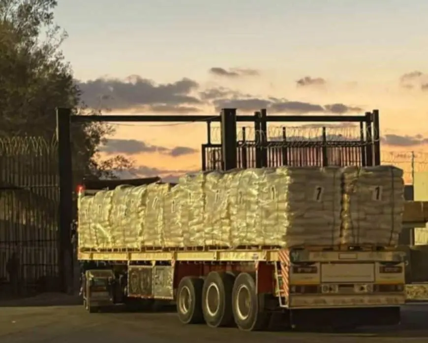 دخول 63 شاحنة مساعدات من معبر رفح البري إلى كرم أبو سالم لصالح قطاع غزة