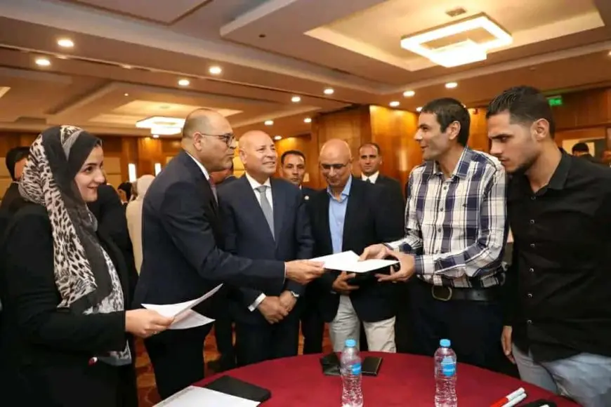 وزير العمل ومحافظ القاهرة يسلمان 100 عقد عمل جديد لذوي الهمم